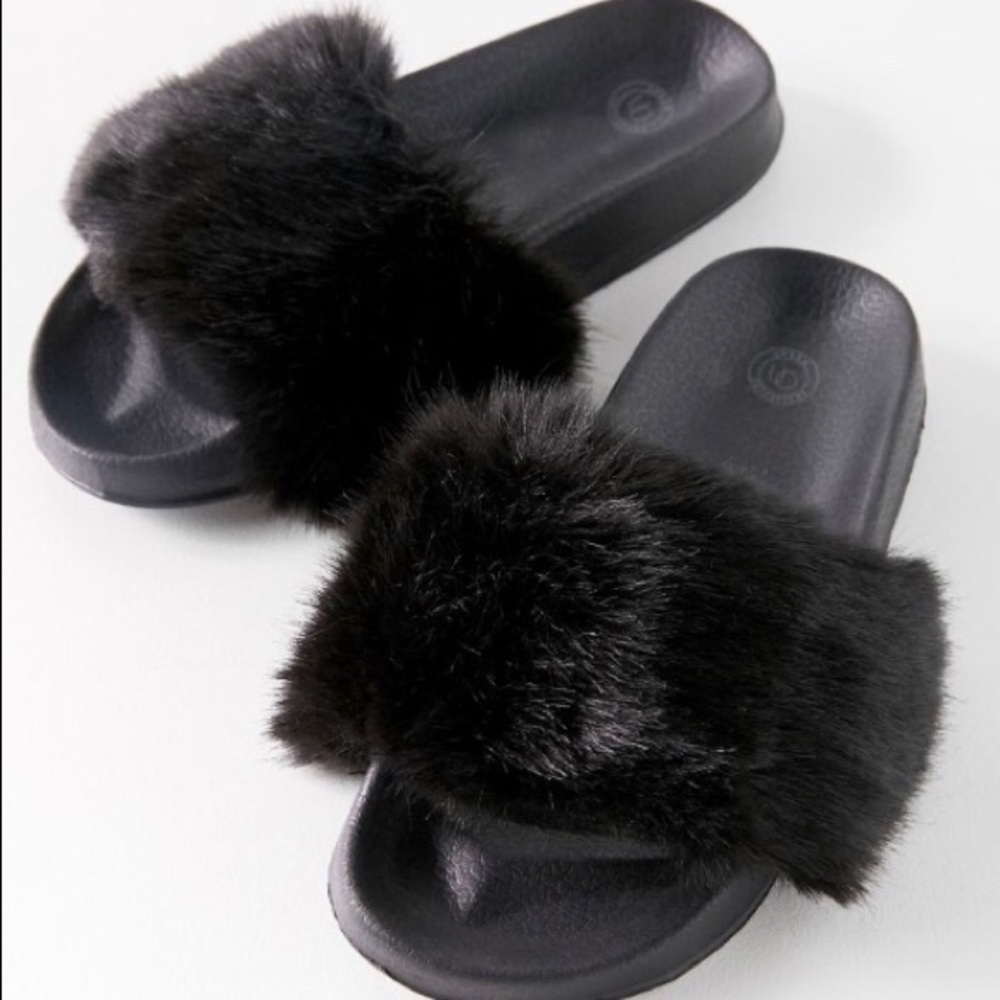 Urban Outfitters: Faux fur slide sandals